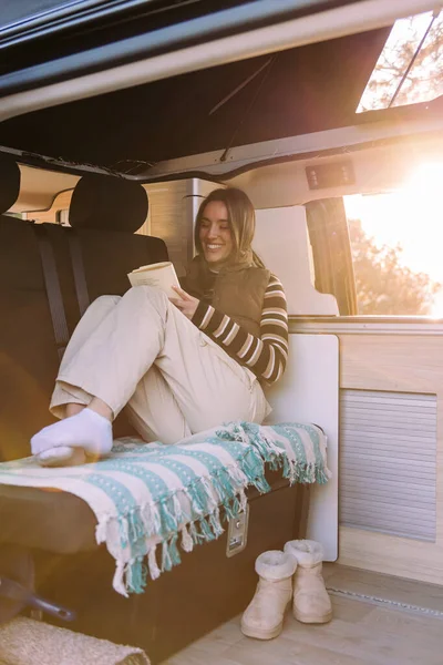 Heureuse Jeune Femme Relaxante Lire Livre Dans Camping Car Confortable — Photo