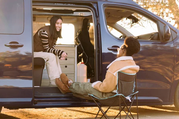 Duas Mulheres Jovens Conversando Divertindo Uma Van Campista Pôr Sol — Fotografia de Stock