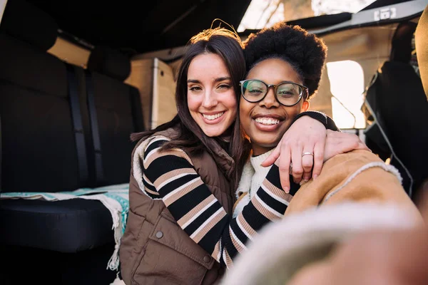 两个快乐的女人在旅途中在野营车上拥抱的自拍照片 周末出游的概念和女性友谊 抄袭文字空间 — 图库照片
