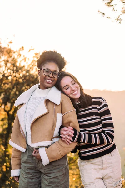 Due Giovani Amici Sorridenti Felici Abbracciati Nella Natura Tramonto Concetto — Foto Stock