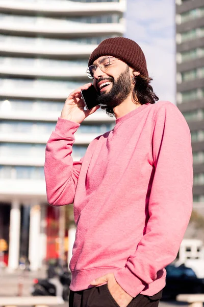 Lachender Junger Mann Telefon Beim Sonnigen Stadtspaziergang Konzept Des Urbanen — Stockfoto