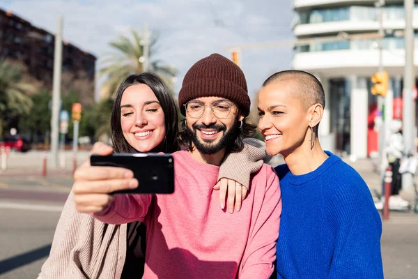 Τρεις Νεαροί Φίλοι Βγάζουν Μια Selfie Φωτογραφία Στην Πόλη Την — Φωτογραφία Αρχείου