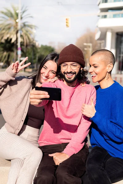 Τρεις Αστείοι Φίλοι Τραβώντας Μια Selfie Φωτογραφία Στην Πόλη Έννοια — Φωτογραφία Αρχείου