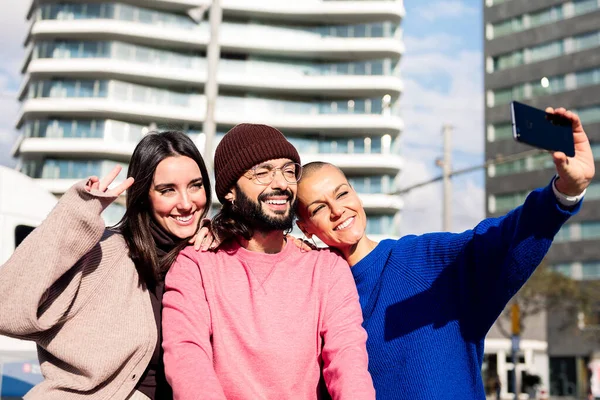 Τρεις Χαμογελαστοί Φίλοι Βγάζουν Μια Selfie Φωτογραφία Στην Πόλη Έννοια — Φωτογραφία Αρχείου