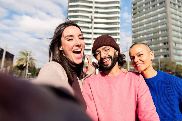 Selfie Φωτογραφία Τριών Χαμογελαστών Φίλων Που Διασκεδάζουν Στην Πόλη Έννοια — Φωτογραφία Αρχείου