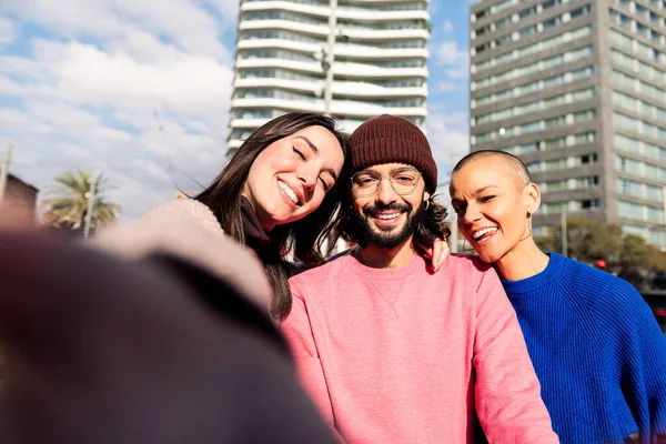 Selfie Foto Von Drei Glücklichen Freunden Die Der Stadt Lächeln — Stockfoto