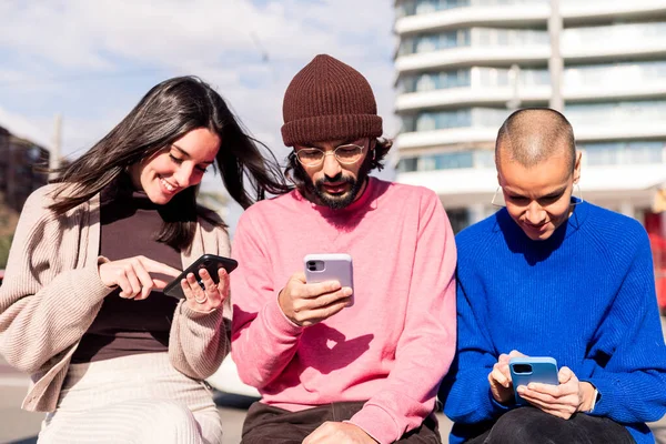 Tres Adultos Jóvenes Que Utilizan Teléfonos Móviles Ciudad Concepto Estilo — Foto de Stock