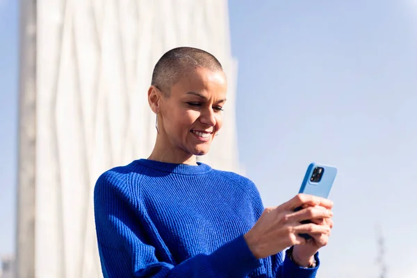 Γυναίκα Αυτοπεποίθηση Μπλε Πουλόβερ Χρησιμοποιώντας Κινητό Τηλέφωνο Στην Πόλη Έννοια — Φωτογραφία Αρχείου