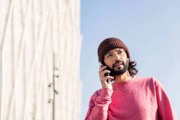 Stilvoller Bärtiger Junger Mann Rosafarbenen Trikot Der Mit Dem Smartphone — Stockfoto