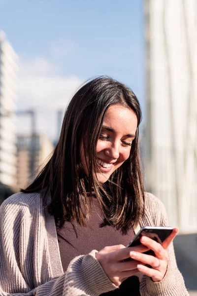 Νεαρή Γυναίκα Χαμογελώντας Ευτυχισμένη Ενώ Χρησιμοποιεί Κινητό Της Τηλέφωνο Την — Φωτογραφία Αρχείου