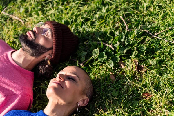 남자와 여자는 잔디에 하루를 즐기고 순간에 텍스트를 복사하는 — 스톡 사진