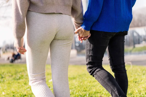Duas Mulheres Irreconhecíveis Andando Juntas Mãos Dadas Parque Cidade Conceito — Fotografia de Stock