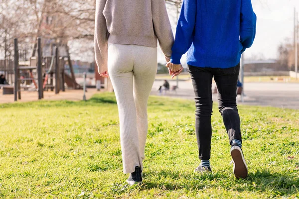 Due Donne Irriconoscibili Che Camminano Insieme Tenendosi Mano Parco Cittadino — Foto Stock