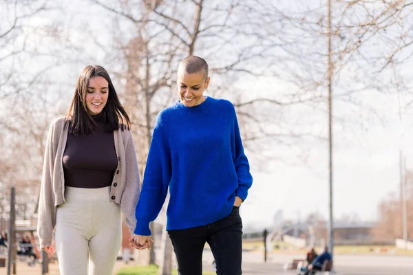 Лесбіянка Пара Двох Молодих Жінок Посміхається Щасливий Прогулянка Міському Парку — стокове фото
