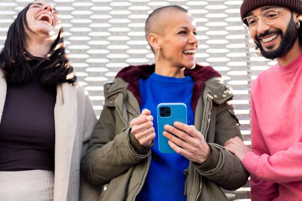 Tři Mladí Přátelé Smějí Užívají Chvíle Kdy Společně Používají Mobilní — Stock fotografie