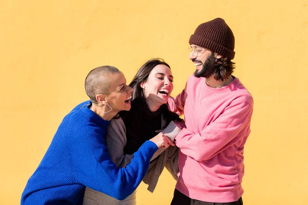 Gruppe Von Drei Freunden Die Auf Gelbem Hintergrund Lachen Und — Stockfoto
