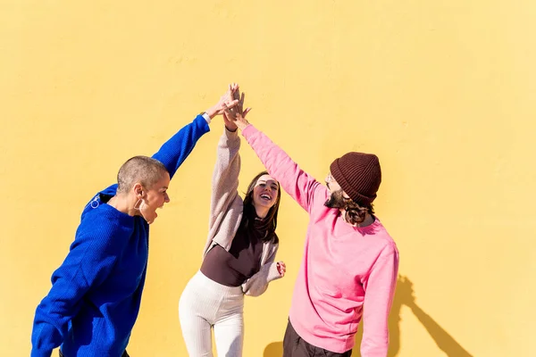 Χαρούμενη Νέοι Άνθρωποι Κόλλα Πέντε Και Διασκεδάζοντας Μαζί Κίτρινο Φόντο — Φωτογραφία Αρχείου