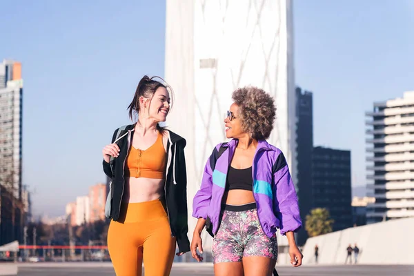 Twee Vrouwen Sportkleding Praten Tijdens Het Wandelen Langs Stad Concept — Stockfoto