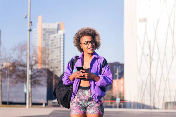Africká Američanka Sportovním Oblečení Pomocí Mobilu Městě Koncept Technologie Komunikace — Stock fotografie