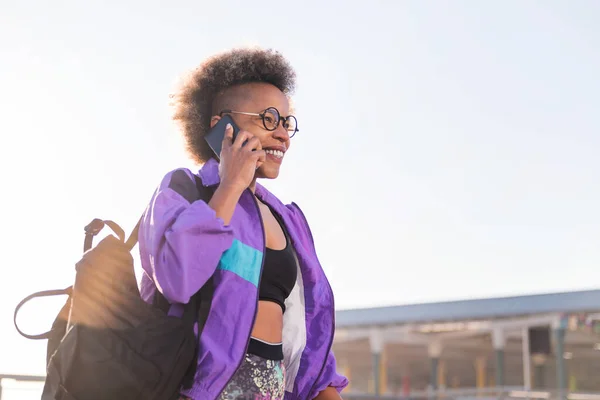 Africká Americká Sportovní Žena Mluvící Mobilním Telefonem Ulici Koncept Technologie — Stock fotografie