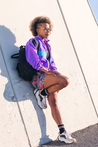 Vertikální Fotografie Afroamerické Mladé Ženy Sportovním Oblečení Opírající Městskou Zeď — Stock fotografie