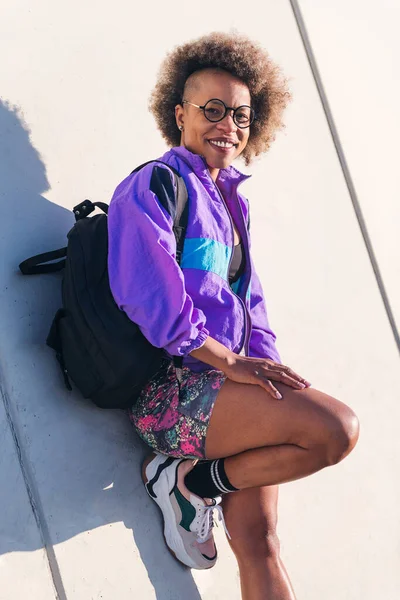 Vertikální Portrét Usměvavé Afroamerické Mladé Ženy Sportovním Oblečení Opírající Městskou — Stock fotografie