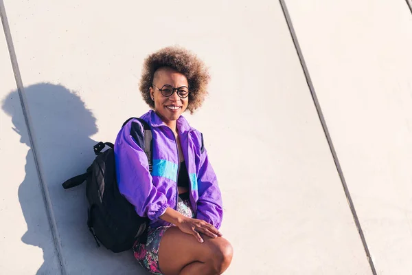 Portrét Usmívající Afroamerické Mladé Ženy Sportovním Oblečení Opírající Městskou Zeď — Stock fotografie