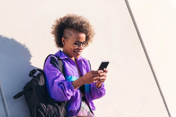 Portrét Stylové Afroamerické Sportovkyně Používající Mobilní Telefon Venku Koncept Technologie — Stock fotografie