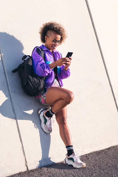 Vertikální Portrét Stylové Afroamerické Sportovkyně Využívající Venkovní Mobilní Telefon Koncept — Stock fotografie