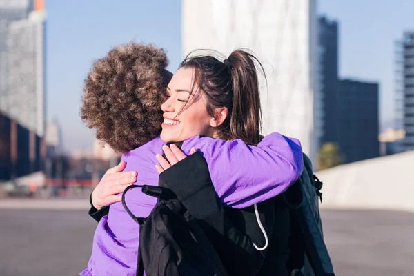 Ritratto Due Sportive Felici Che Abbracciano Prima Correre Città Concetto — Foto Stock