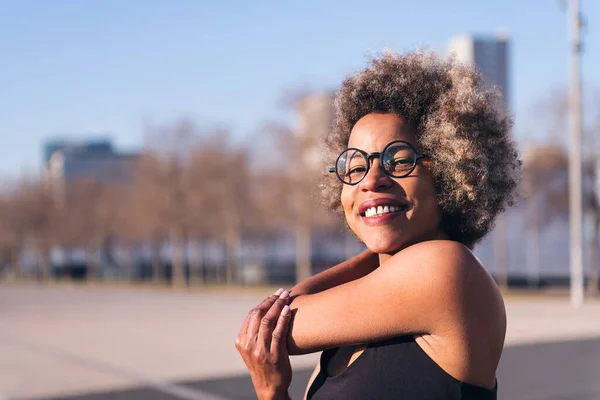 Usmívající Afroameričanka Natahující Paže Při Pohledu Kamery Městském Parku Koncept — Stock fotografie