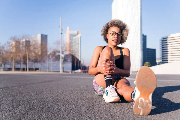 Africká Americká Žena Protahuje Nohy Městském Parku Koncept Zdraví Sportovního — Stock fotografie