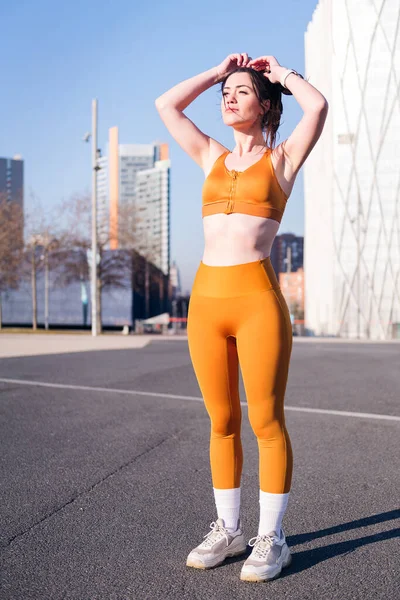 Foto Vertical Uma Bela Mulher Caucasiana Sportswear Preparando Para Correr — Fotografia de Stock