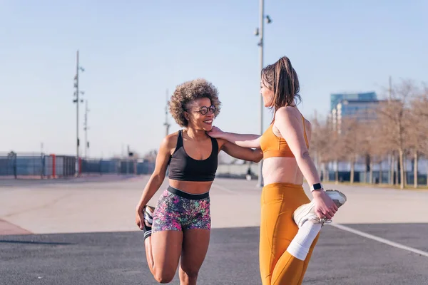 Deux Amies Multiraciales Étirant Ensemble Dans Parc Urbain Concept Amitié — Photo