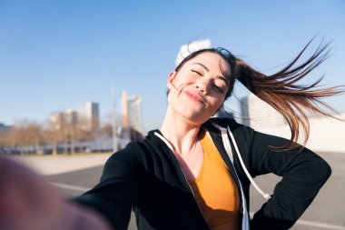 Komik ve tatlı bir kadın koşucunun selfie 'si, sosyal medya ve spor yaşam tarzı konsepti, metin için kopya alanı