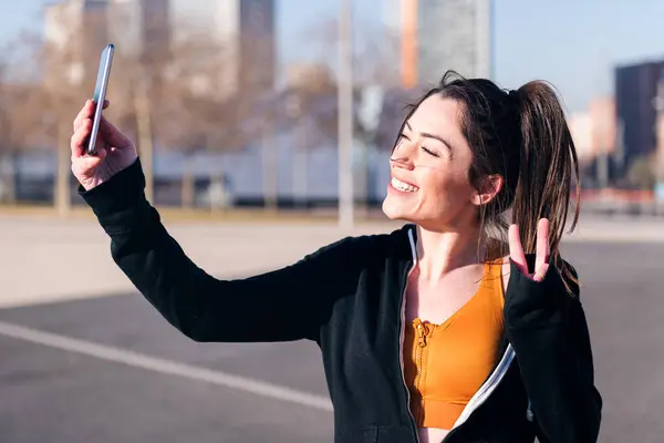 Όμορφη Αθλήτρια Χαμογελώντας Χαρούμενη Βγάζοντας Μια Selfie Κινητό Τηλέφωνο Στο — Φωτογραφία Αρχείου