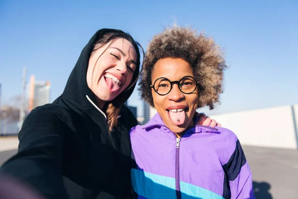 Zwei Befreundete Läuferinnen Beim Selfie Freien Der Stadt Konzept Der — Stockfoto