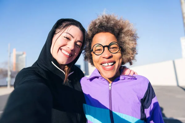 Selfie Two Female Runner Friends Smile Happy Outdoor City Έννοια — Φωτογραφία Αρχείου