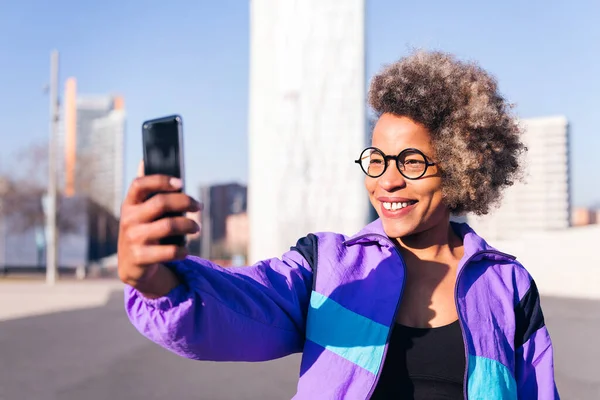 Όμορφη Γυναίκα Δρομέας Λήψη Selfie Κινητό Τηλέφωνο Στο Δρόμο Έννοια — Φωτογραφία Αρχείου