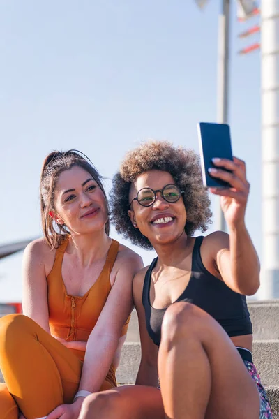 Κάθετη Φωτογραφία Δύο Γυναικών Δρομέων Φίλων Λήψη Selfie Φωτογραφία Κινητό — Φωτογραφία Αρχείου