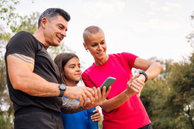 Spor aile cep telefonu ve akıllı saat kullanarak kırsal alandaki spor eğitimini, çocuklarla spor kavramını ve aktif yaşam tarzını, metin için yer kopyalamayı planlıyor.