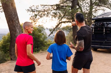 Sportif aile, iz sürme eğitiminin güzergahını, çocuklarla spor konseptini ve aktif yaşam tarzını planlıyor.