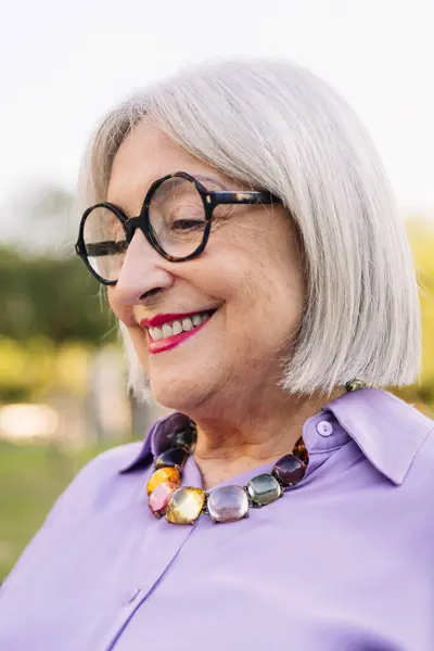 Retrato Una Hermosa Mujer Mayor Con Gafas Sonrientes Concepto Ancianos —  Fotos de Stock