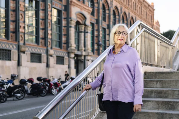 Mujer Mayor Bajando Escaleras Ciudad Concepto Ancianos Ocio Estilo Vida —  Fotos de Stock
