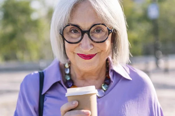 Retrato Cerca Una Mujer Mayor Sonriente Mirando Cámara Con Café —  Fotos de Stock