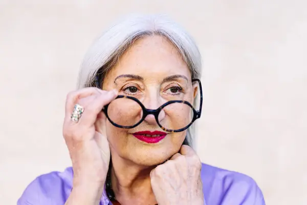 Retrato Una Hermosa Mujer Mayor Quitándose Las Gafas Concepto Felicidad —  Fotos de Stock