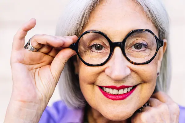 Retrato Cerca Una Hermosa Mujer Mayor Sonriente Que Pone Gafas —  Fotos de Stock