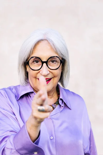 Mujer Anciana Amable Mirando Cámara Apuntando Con Los Dedos Como —  Fotos de Stock