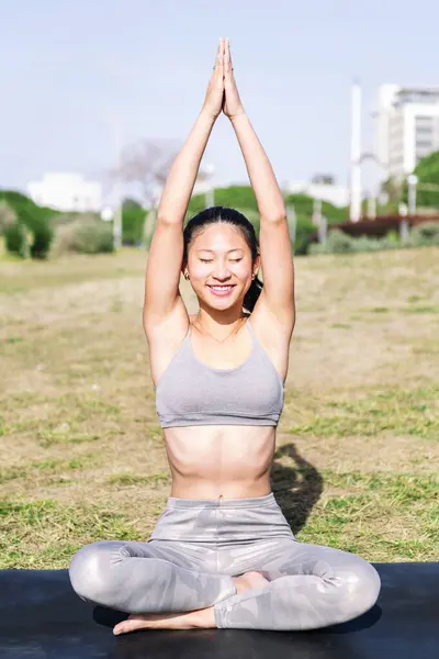 Улыбающаяся Молодая Азиатка Медитирующая Парке Сидящая Коврике Йоги Концепция Психического Стоковая Картинка