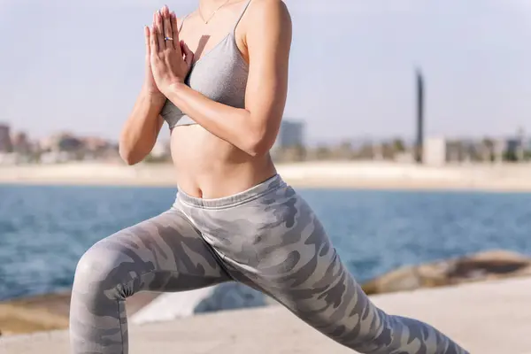 Découpage Torse Une Femme Méconnaissable Vêtements Sport Pratiquant Yoga Par Photos De Stock Libres De Droits